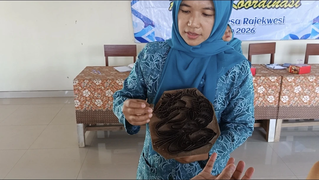 Sosialisasi Stempel Batik Cap TP.PKK desa Rajekwesi 