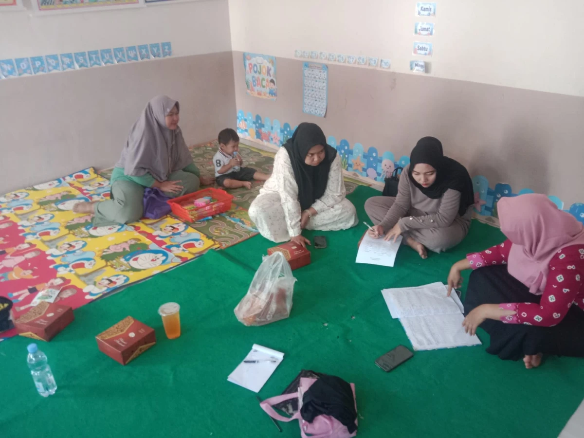 Pengurus inti TP PKK desa Sengonbugel mengadakan rapat terbatas untuk membahas lomba agustusan 