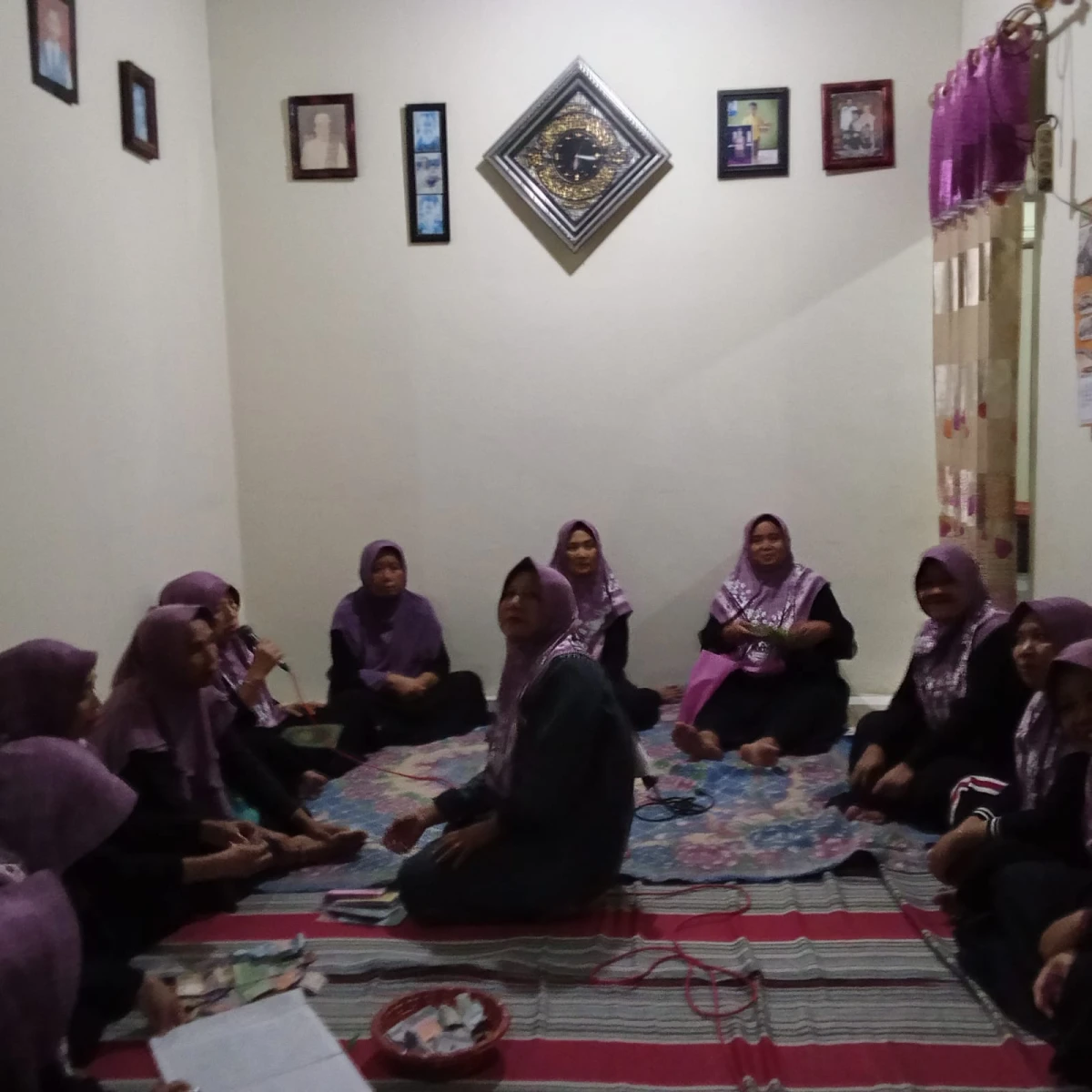 kelompok PKK RT 3 RW 1 mengadakan kegiatan rutinan silaturahmi ke rumah anggota 