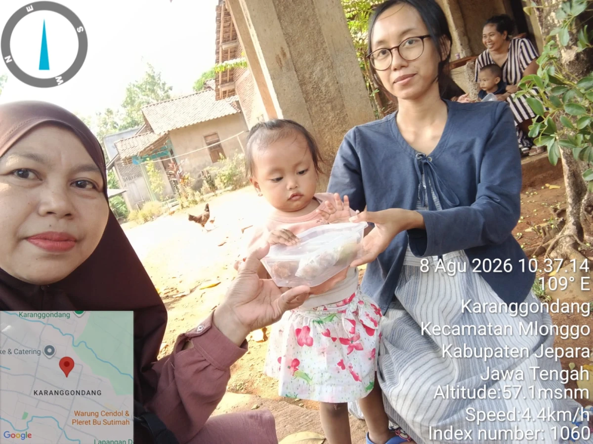 Pemberian PMT bagi Balita dengan Penurunan Berat Badan di RW 04 Desa Karanggondang