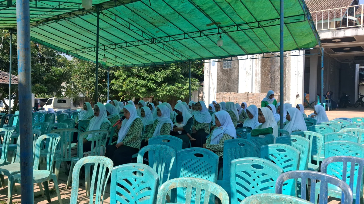 Fatayat Desa Karanggondang Bersama-sama Takziah ke Rumah Duka Ibu Yusmiarsih