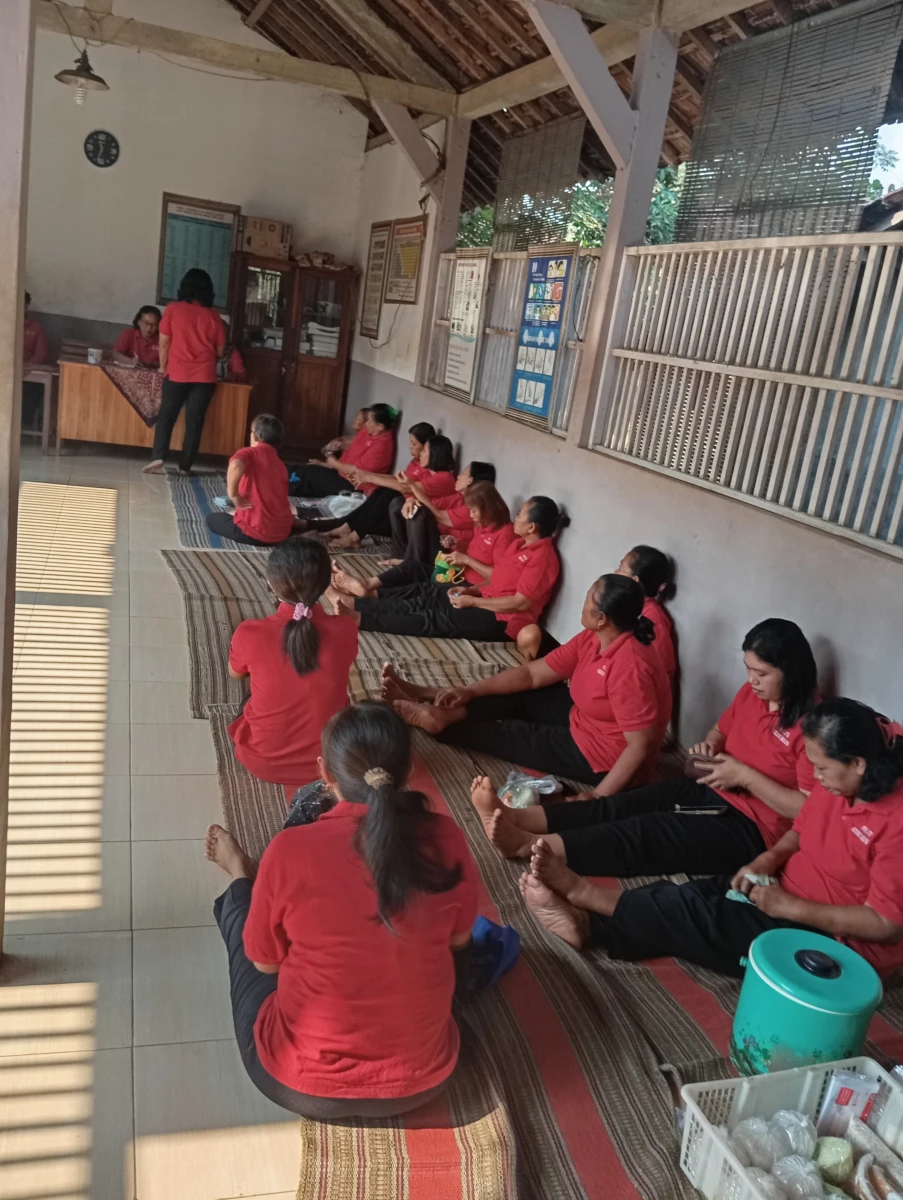 Pertemuan Rutin PKK RT 01/RW 07 Desa Karanggondang: Mempererat Silaturahmi dan Persiapan Lomba Agustusan