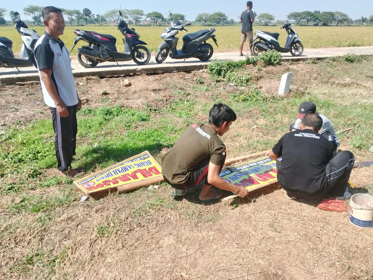GOTONG ROYONG BERSIH DESA TIGAJURU AREA PERSAWAHAN DAN PEMASANGAN HIMBAUAN DILARANG BUANG SAMPAH