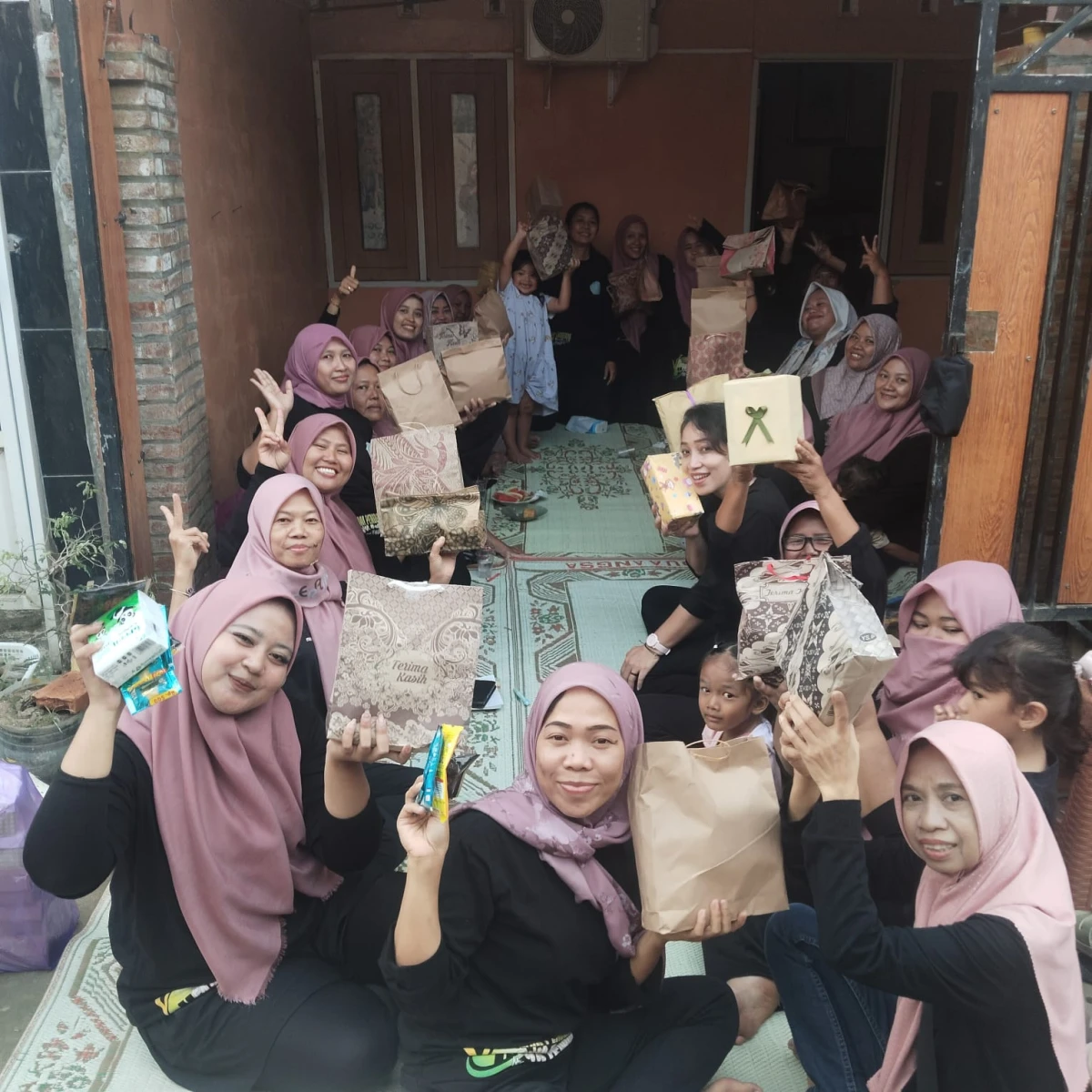 Kelompok PKK RT 7 rw 3 mengadakan lomba agustusan dan di akhiri dengan tukar kado