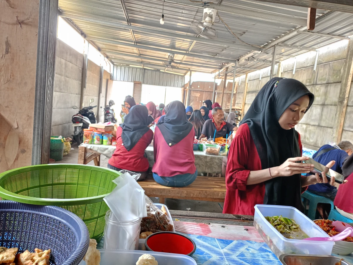 Suasana warung ibu martiah ketika jam istirahat PT jinlin 