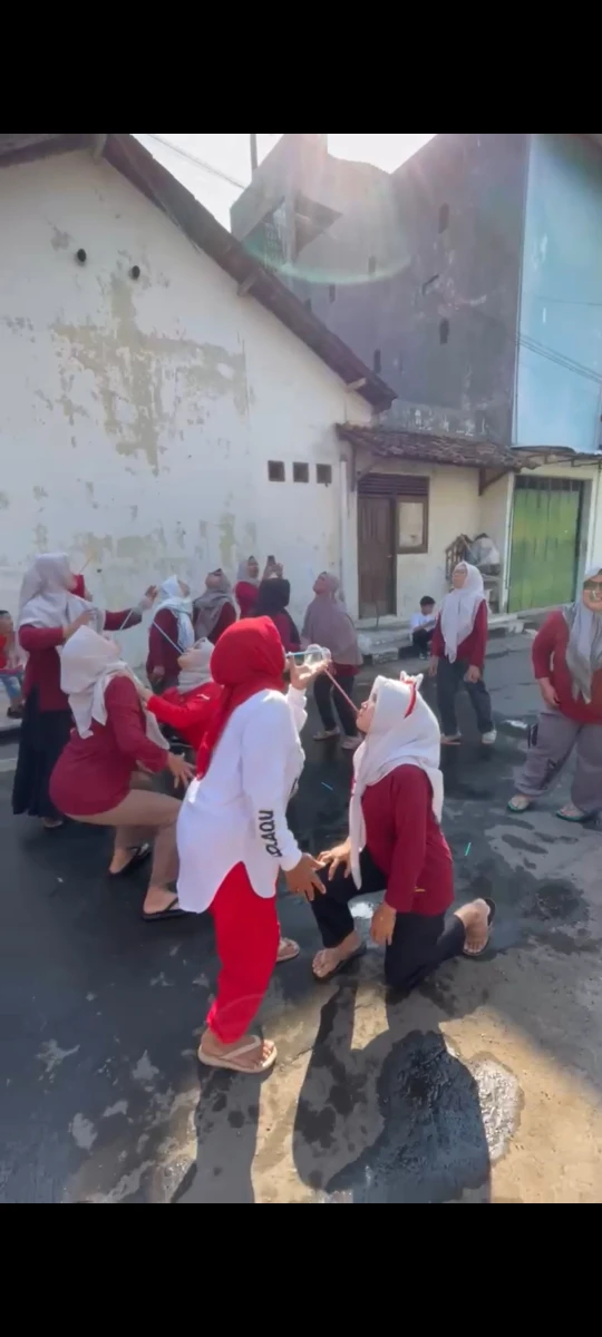 Lomba agustusan berjalan dengan gembira yang di motorik oleh pengurus kelompok PKK RT 5 RW 2 