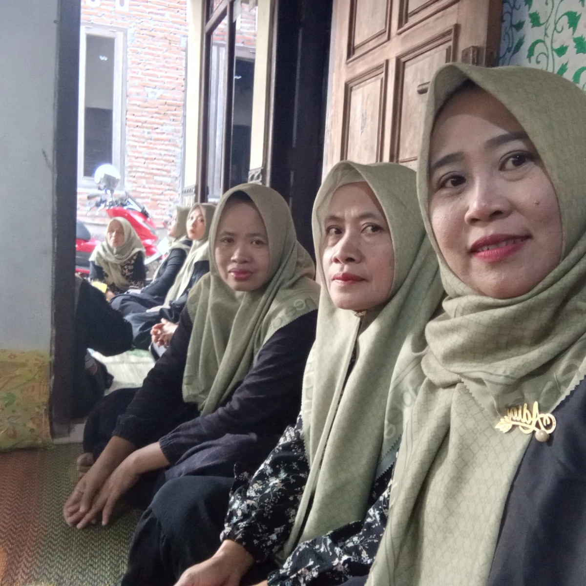 Kelompok PKK RT 5 RW 1 mengadakan pertemuan di rumah ibu Rosidah dihadiri 34 anggota 