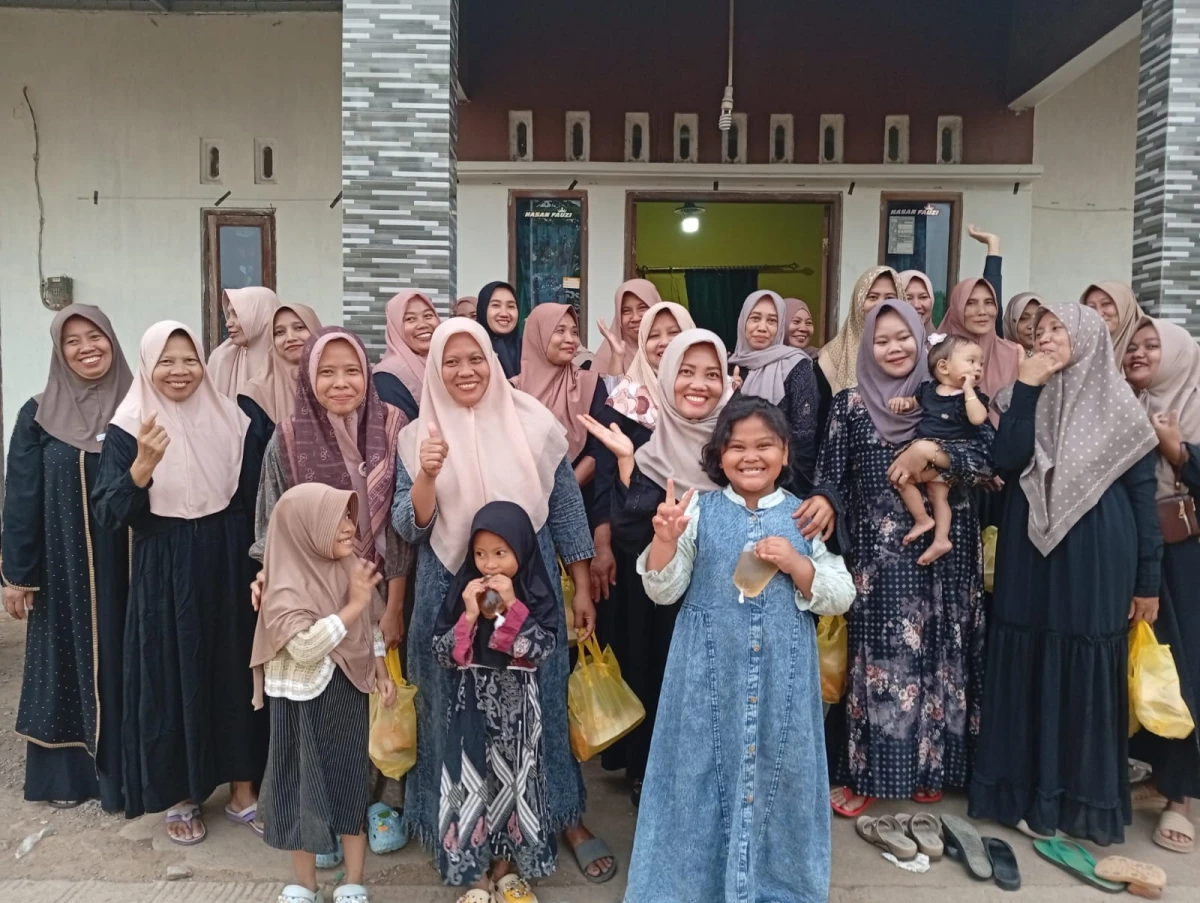 Kelompok PKK RT 4 RW 1 mengadakan pertemuan rutin dengan pengisian kebersihan lingkungan 