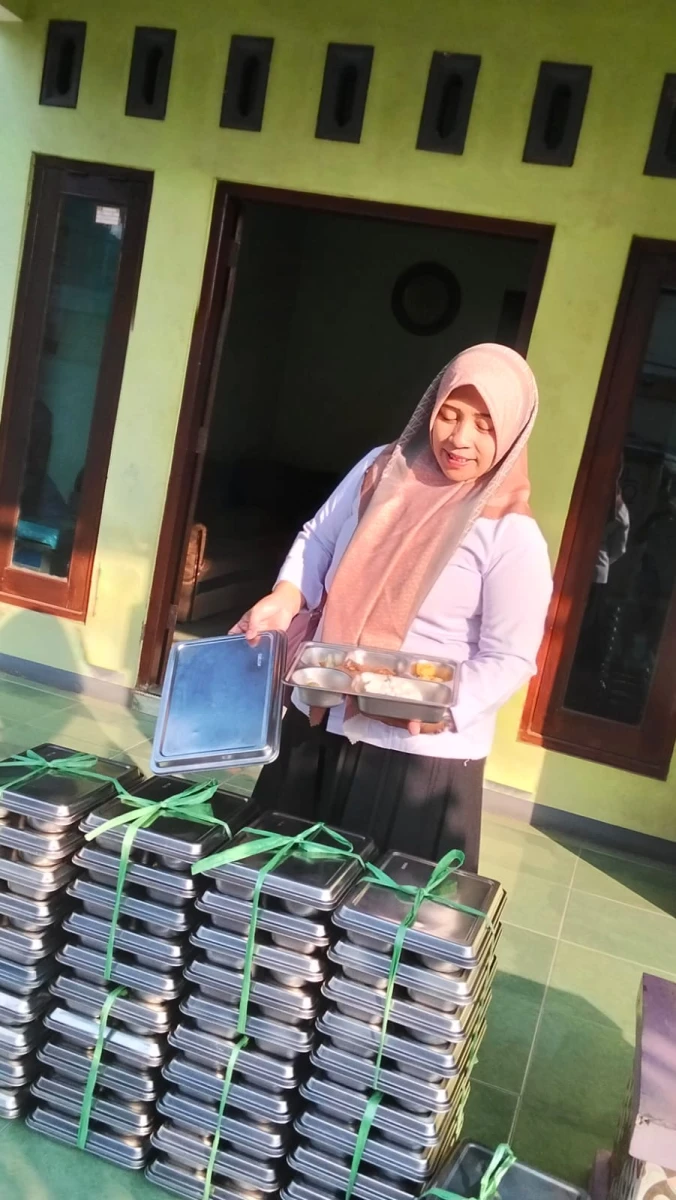 Kader posyandu melati 2 siap mendistribusikan MBG B3 dengan menu ayam kecap dan tahu krispi serta tumis sayur 