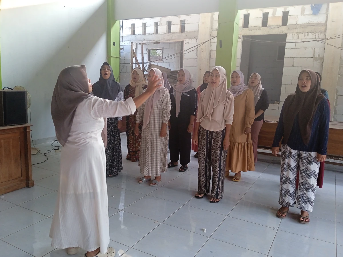 Kegiatan ibu ibu pkk persiapan latihan paduan suara untuk upacara 17 Agustus 2026