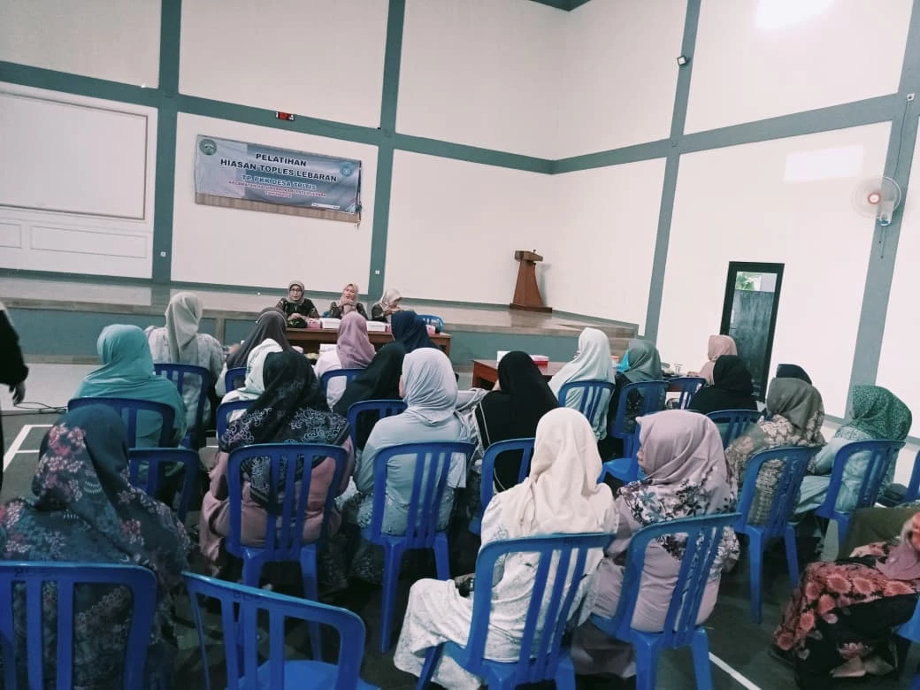 Pelatihan Pembuatan Hiasan Toples Lebaran