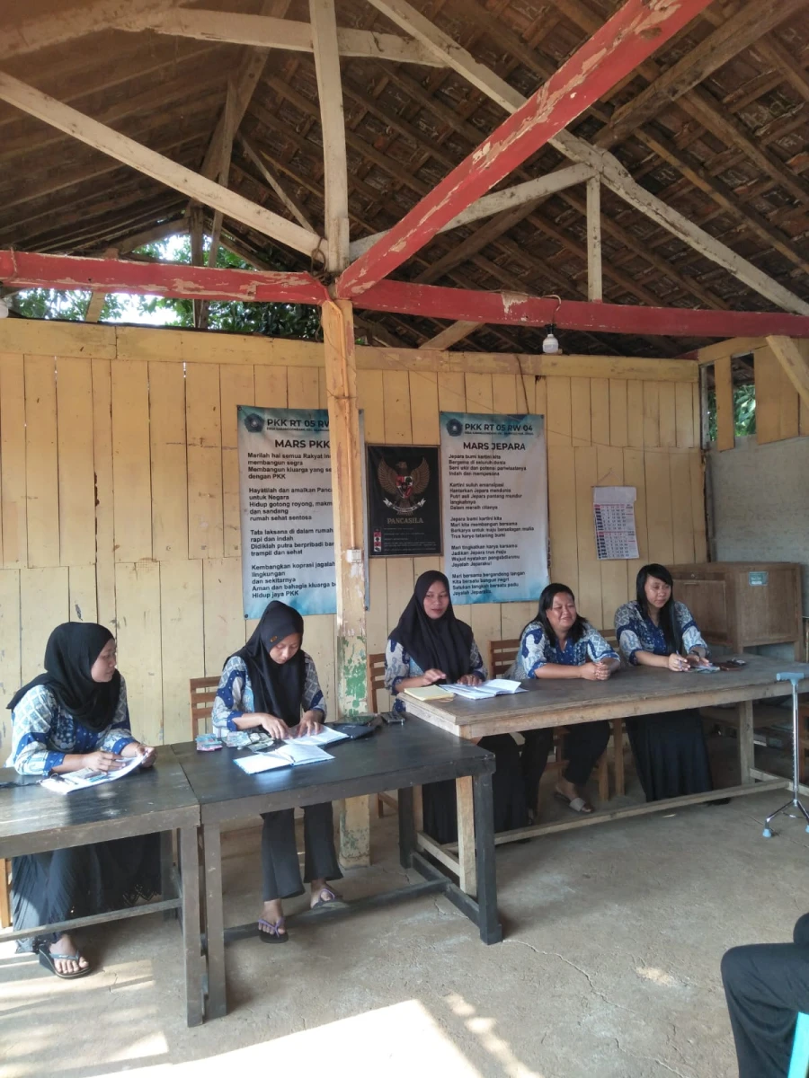 Pertemuan Rutin PKK RT 05/RW 04 Karanggondang, Perkuat Kebersamaan dan Persiapan Semarak HUT ke-81 RI