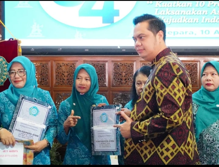  Apresiasi 10 Kader PKK masa pengabdian di atas 20 Tahun