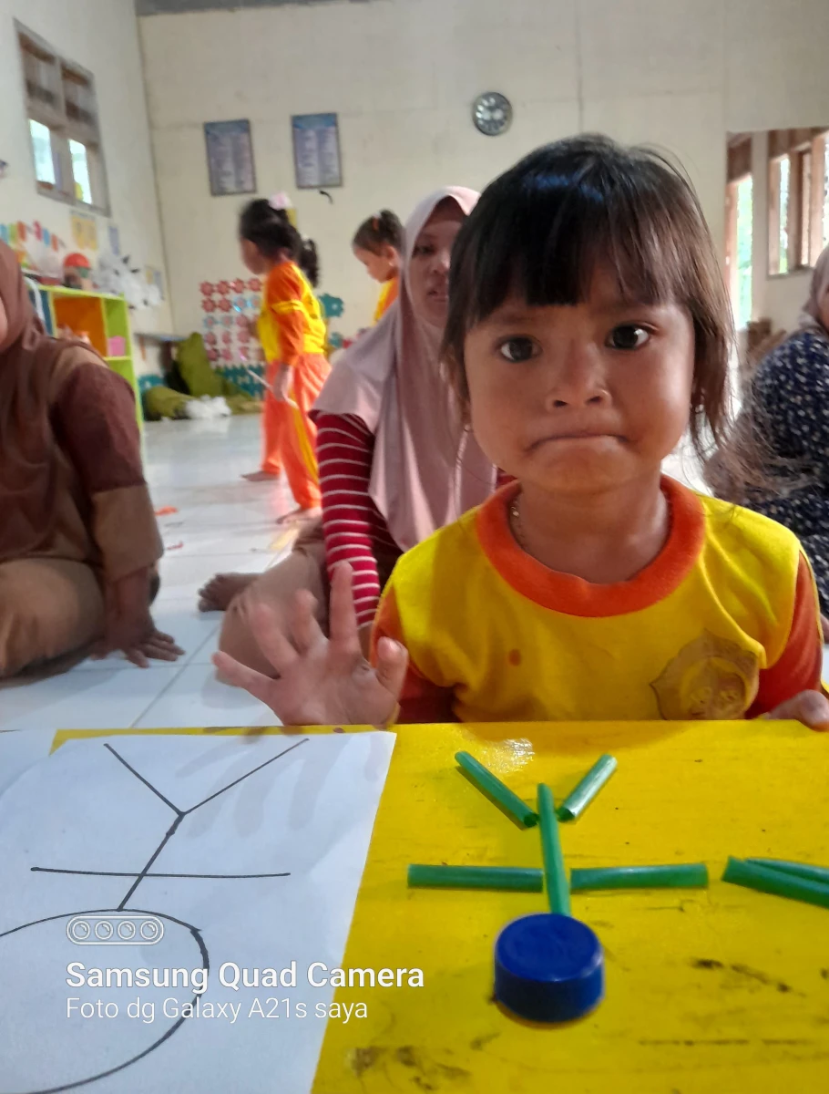 Kegiatan menempel anak- anak pos paud mutiara bunda 2026