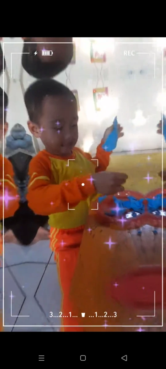 Kegiatan anak pos paud mutiara bunda melatih motorik halus dengan merobek kertas 2026