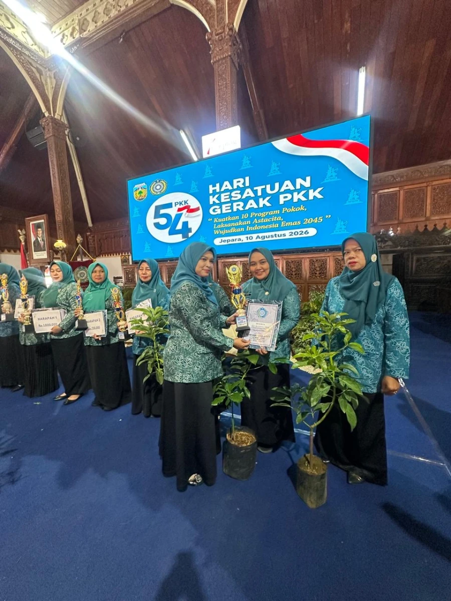 Penyerahan Juara Lomba Aku Hatinya PKK Kategori Demplot memenuhi Kriteria