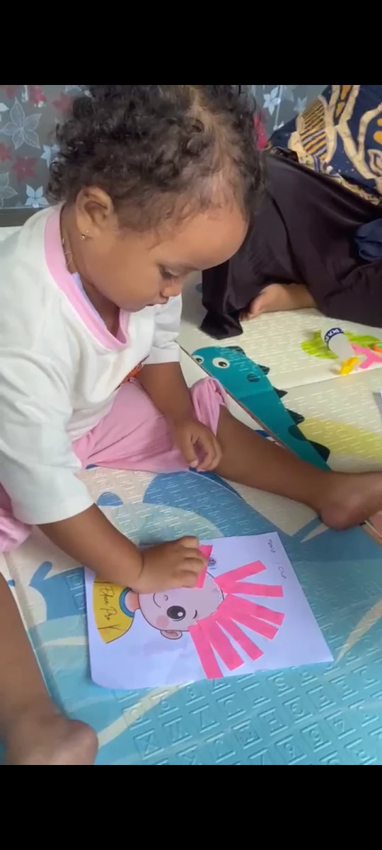 Kegiatan Menempel Rambut dari Kertas Origami 
