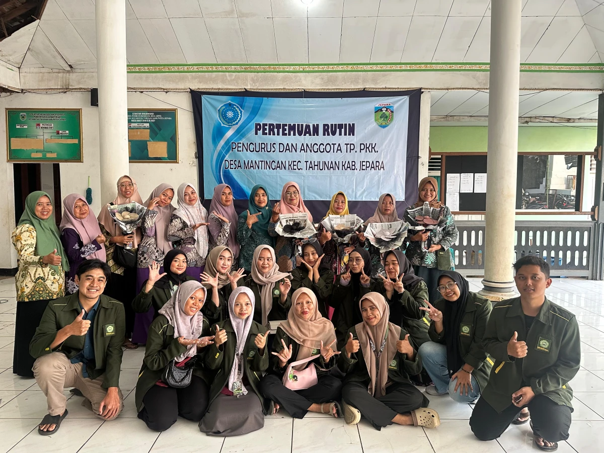 PELATIHAN MEMBUAT BUKET DARI KORAN OLEH IBU-IBU PKK BERSAMA ANAK KKN