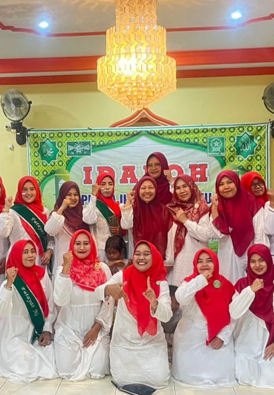 ketua TP.PKK Desa Mayonglor dan Kader PKK mengikuti kegiatan keagamaan di Desa Mayonglor