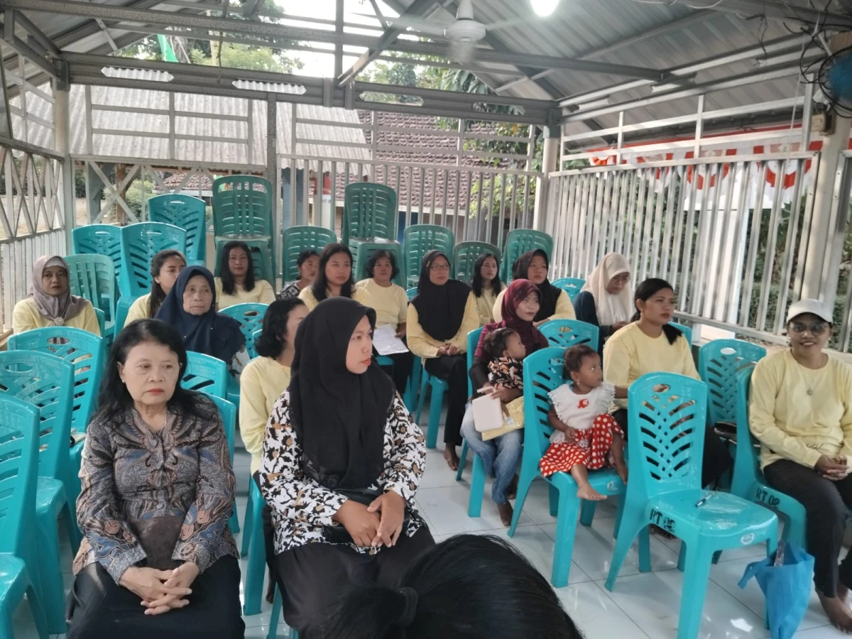 Pertemuan Rutin PKK RT 02/RW 03 Karanggondang Semarakkan HUT ke-81 Kemerdekaan RI dengan Lomba Hafalan 10 Program Pokok PKK