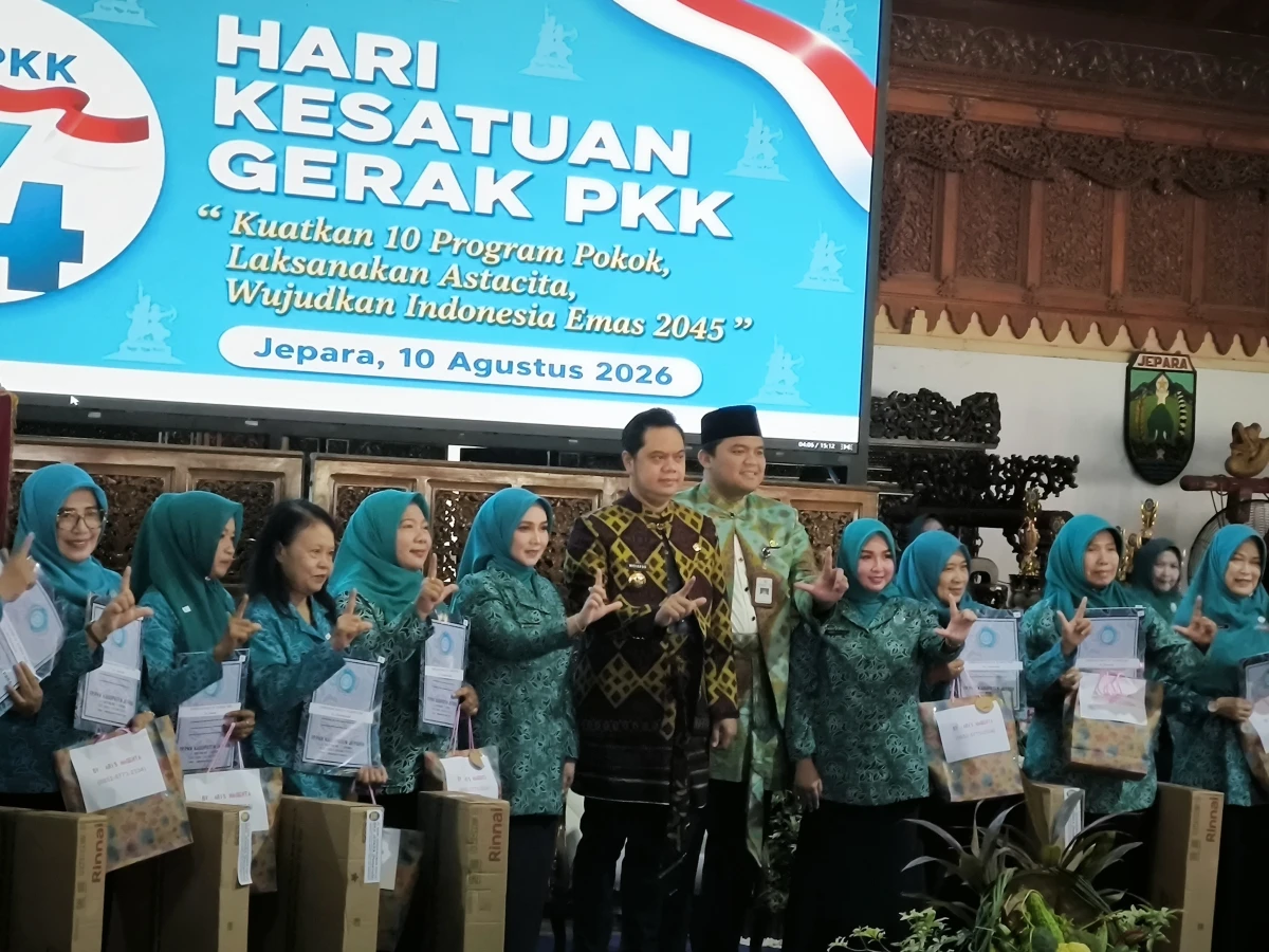 Penghargaan atas 30 Tahun Karya Bakti dan Pengabdian Sekretaris TP PKK Desa Karanggondang