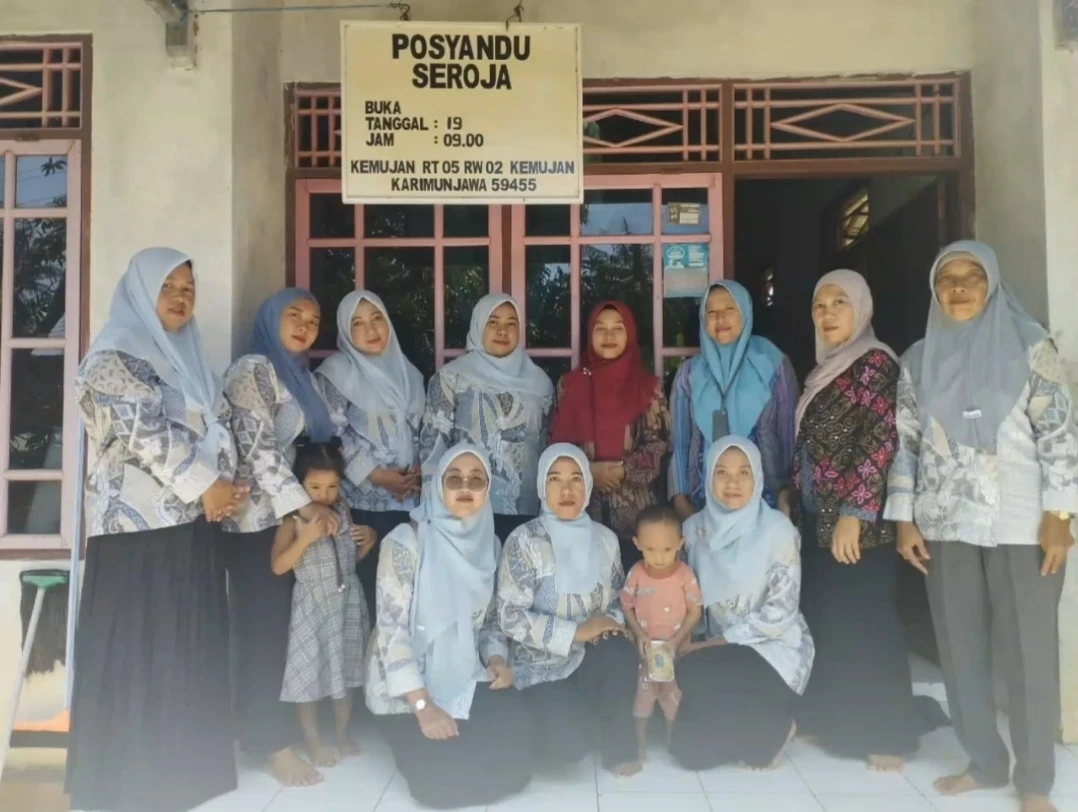 Semangati Kader, Ketua TP PKK Desa Kemujan Hadir di Tengah Kegiatan Posyandu Seroja