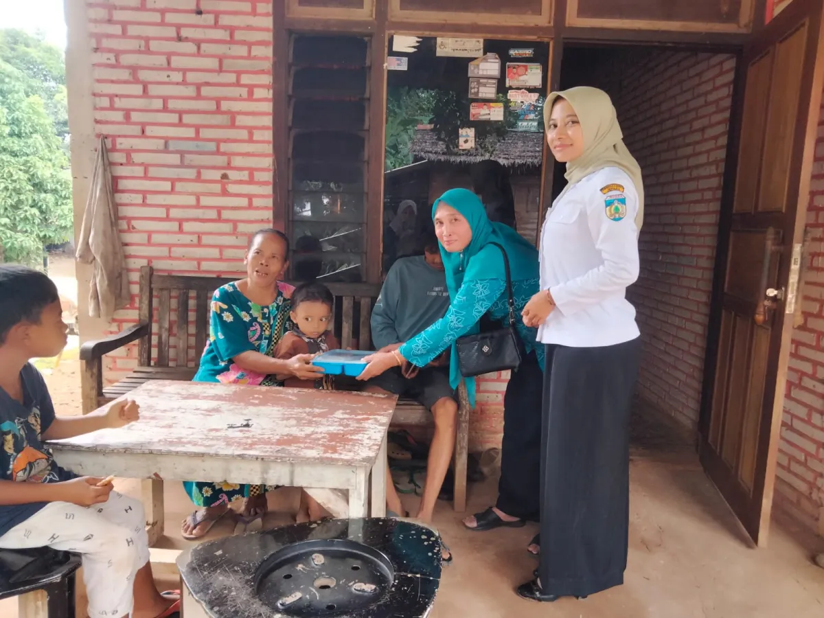 Pemberian PMT bagi Balita