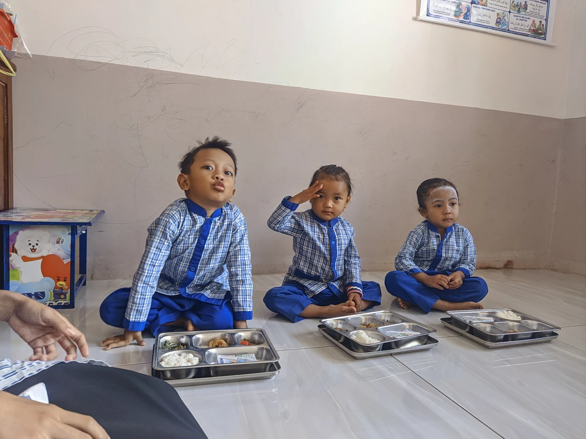 Murid PP Melati sengonbugel menikmati MBG pada hari Selasa tanggal 11 Agustus 