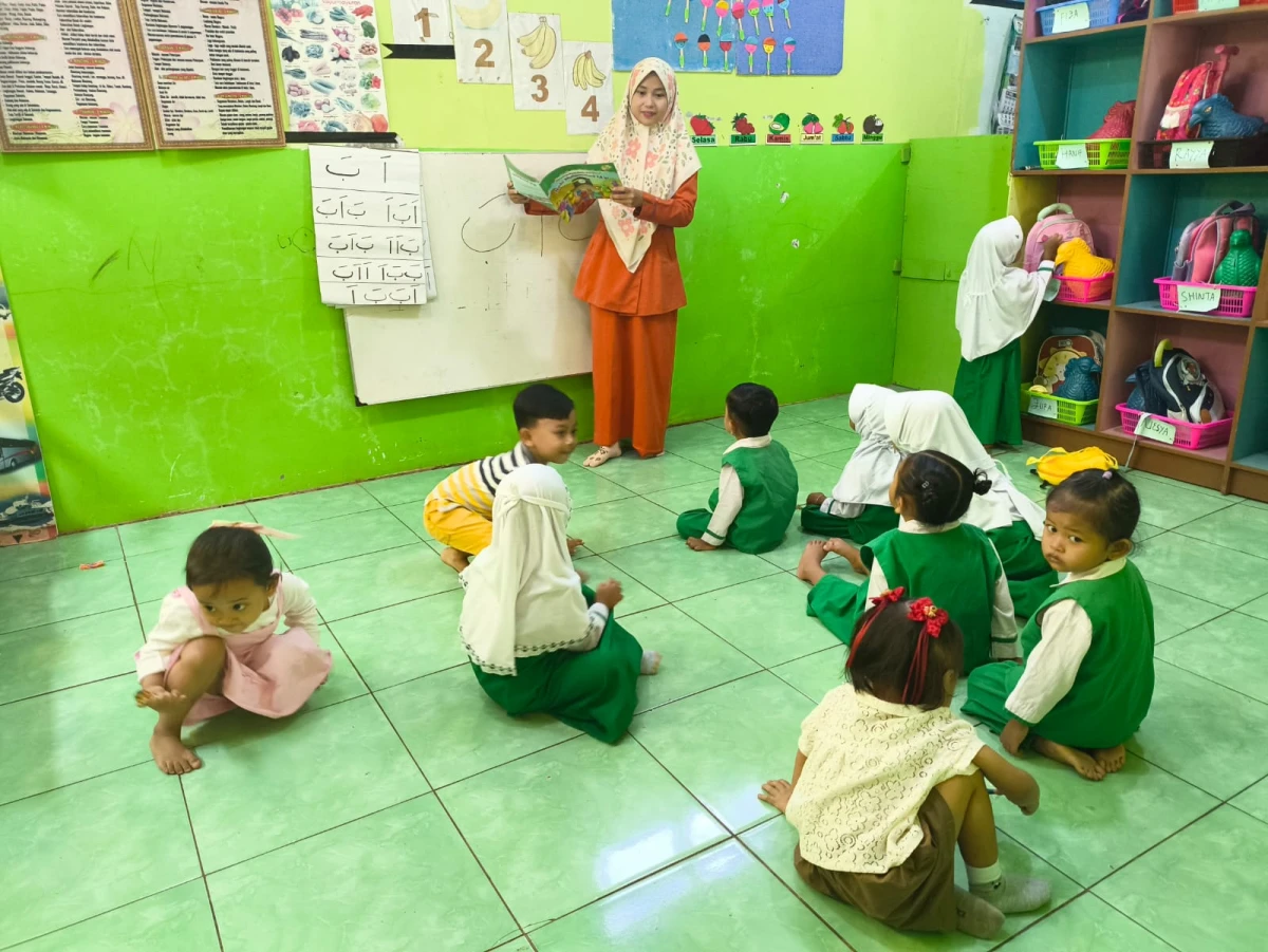 Paud permata desa pelang membacakan buku cerita