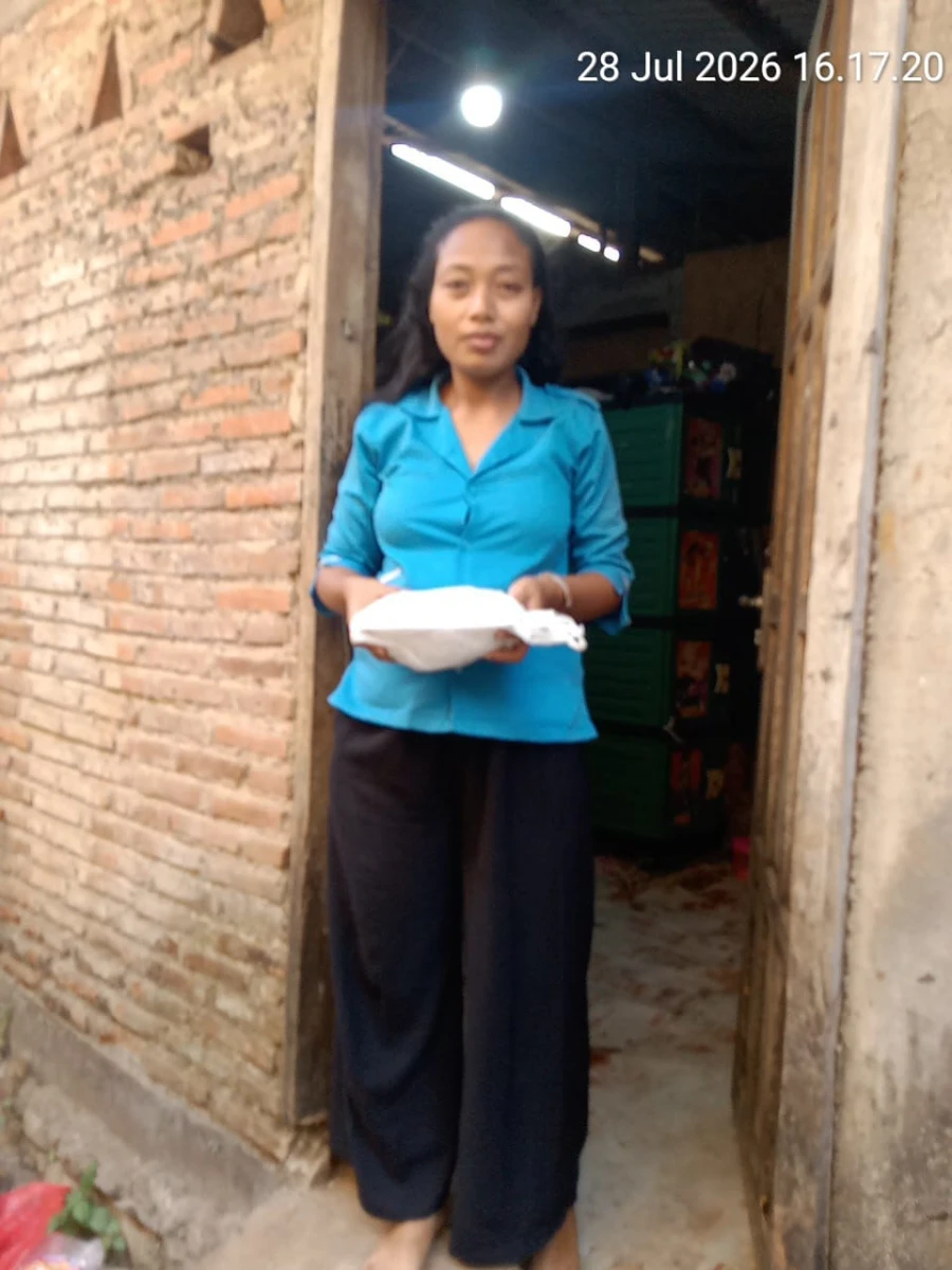 Pemberian pmt dirw 2 desa pelang