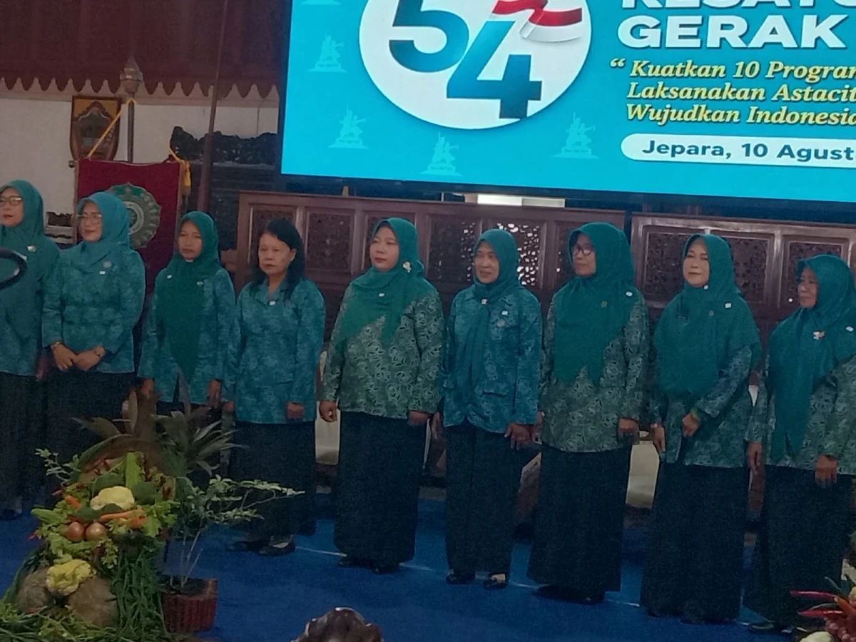 APRESIASI BAGI 10  KADER PKK  DENGAN PENGABDIAN 20 TAHUN KEATAS 