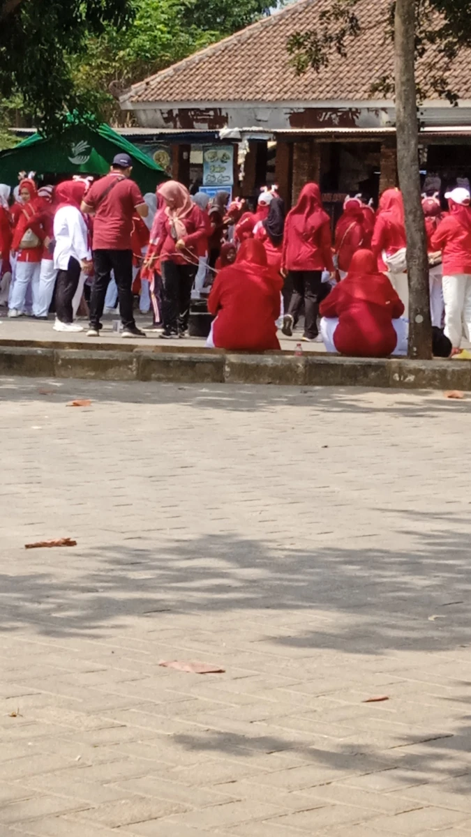 Tp Pkk Desa Rau ikut serta hadir di kegiatan Hari kesatuan PKK di pantai Bandengan