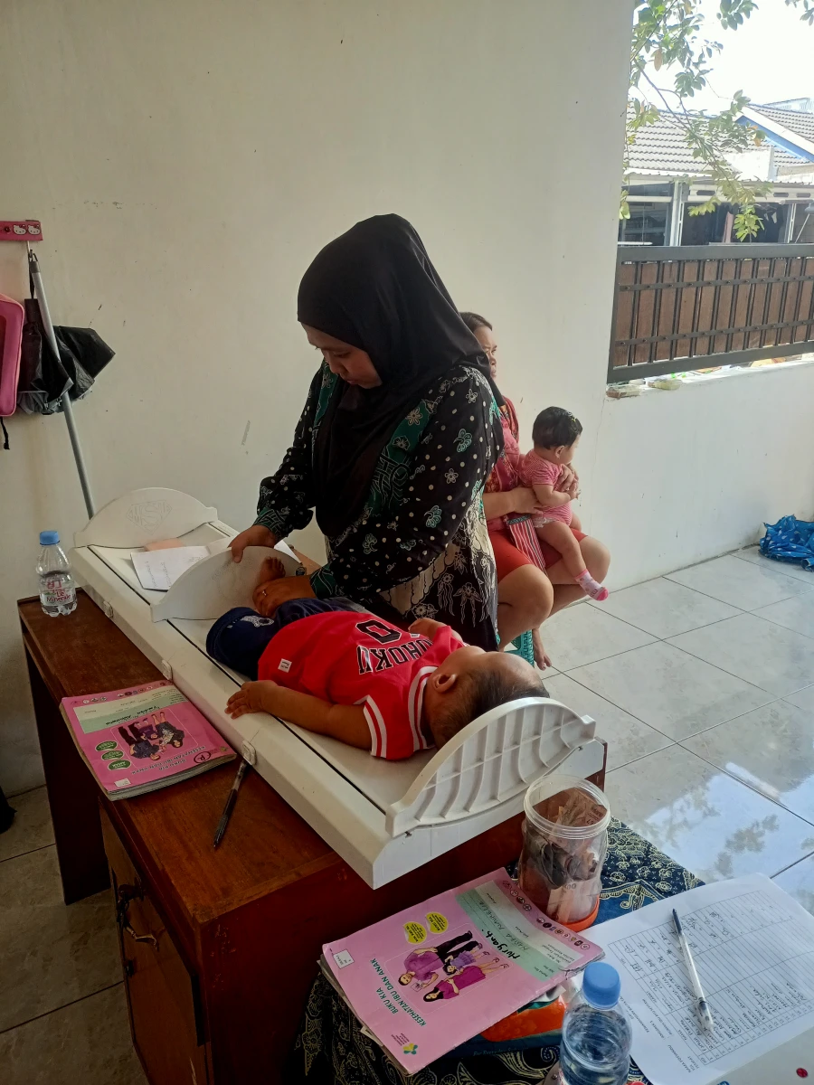 Kegiatan Posyandu Balita dan Pembagian Vitamin A Posyandu Anggrek 1 Desa Singorojo