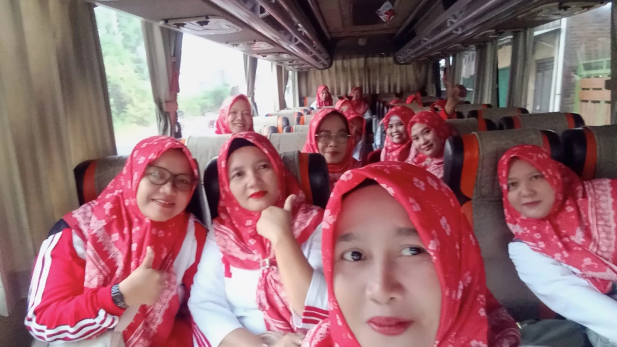 Ketua TP PKK desa Sengonbugel kecamatan Mayong membeli kebaya untuk upacara kemerdekaan RI 