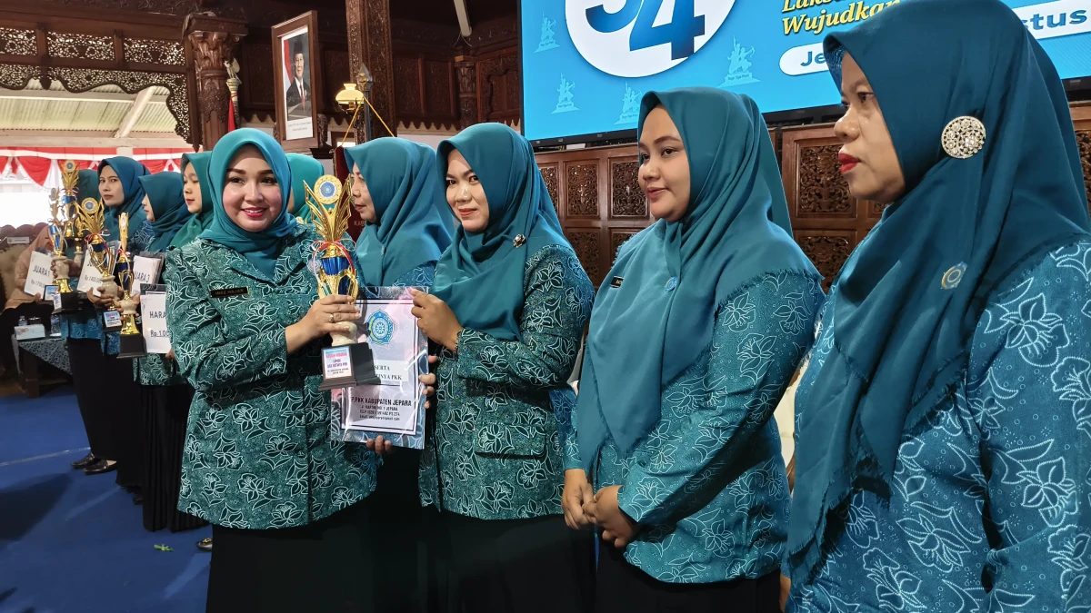 Ketua TP PKK Kecamatan Mayong Apresiasi Kerja Nyata PKK Desa Jebol melalui Kebun PKK