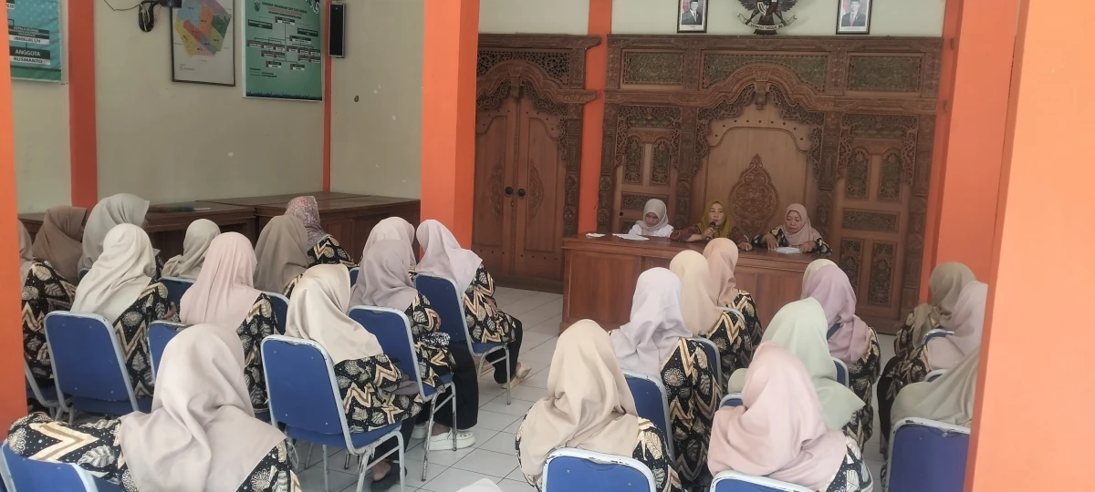 Pertemuan rutin kader posyandu sebulan sekali 