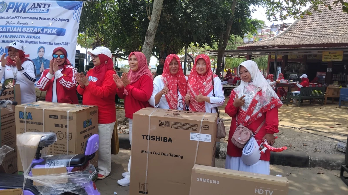 PERINGATAN HKG PKK DIPANTAI BANDENGAN