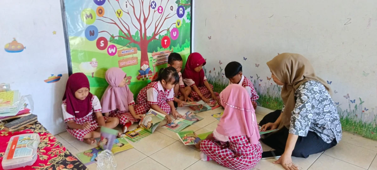 PERAN POJOK BACA DALAM MENUMBUHKAN LITERASI ANAK USIA DINI