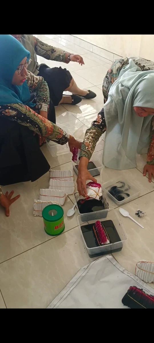 TP. PKK DESA TIGAJURU MEMBATIK SHIBORI