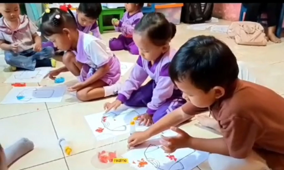 KOLASE BAJU DENGAN KERTAS WARNA-WARNI