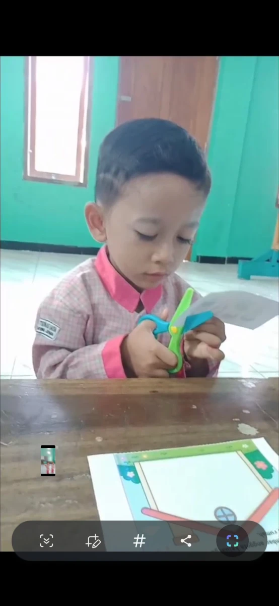 Kegiatan bunda paud menempel anggota keluarga