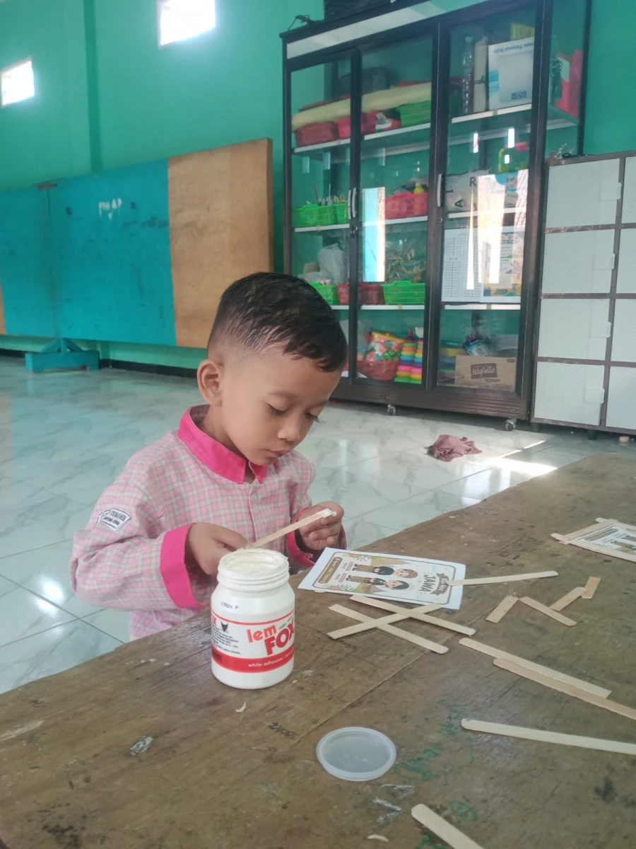 Kegiatan bunda paud membuat bingkai