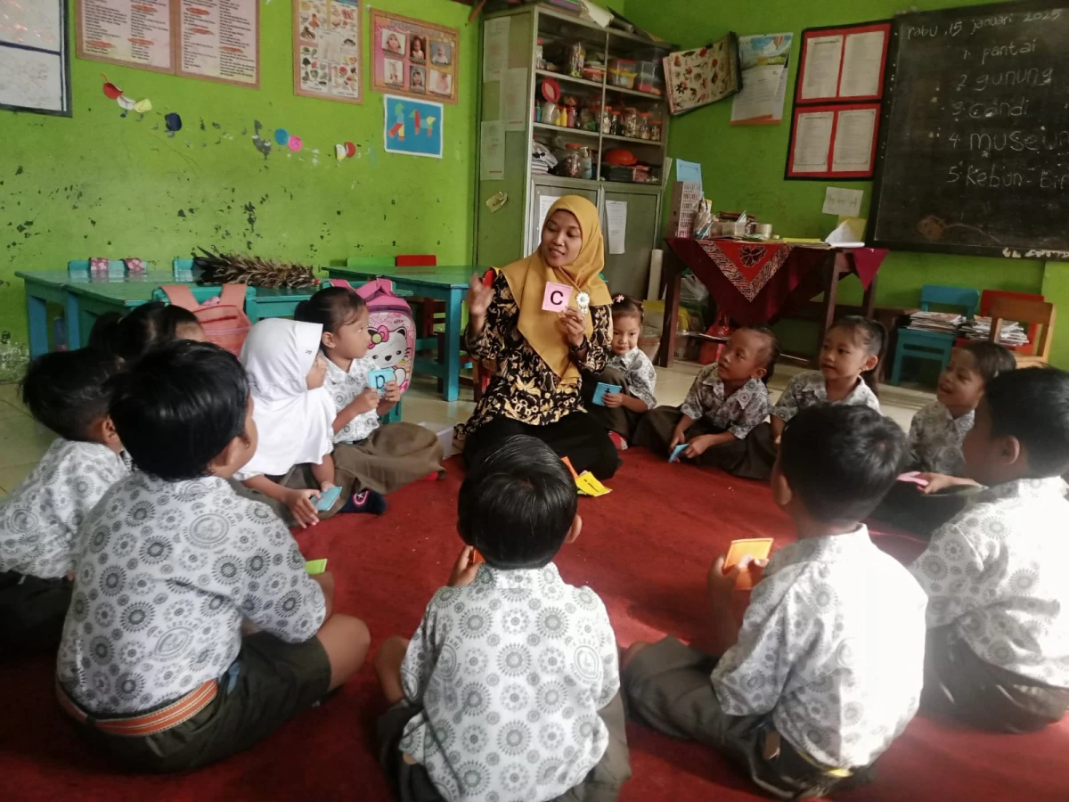 Kegiatan mengenal huruf di TK lestari desa pelang