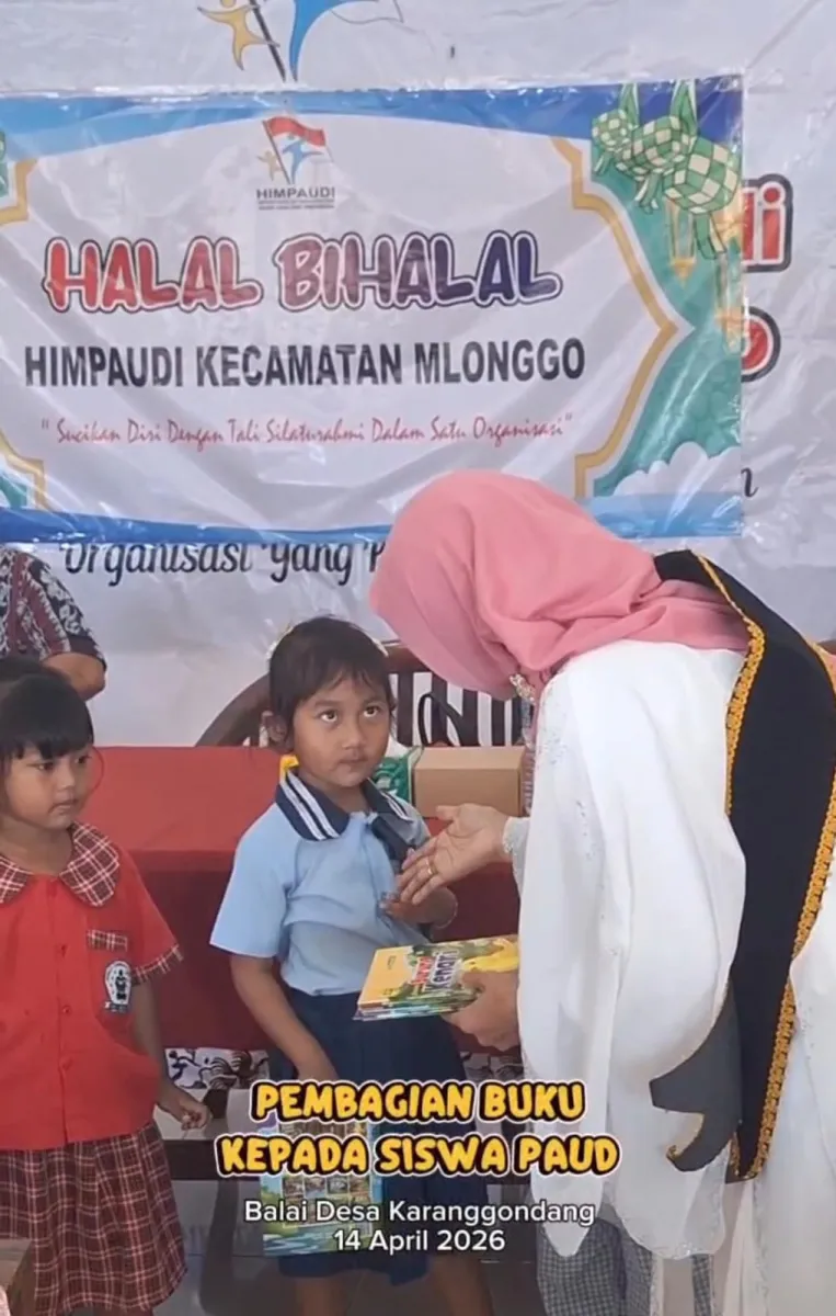 Bunda Literasi Membagikan Buku Cerita