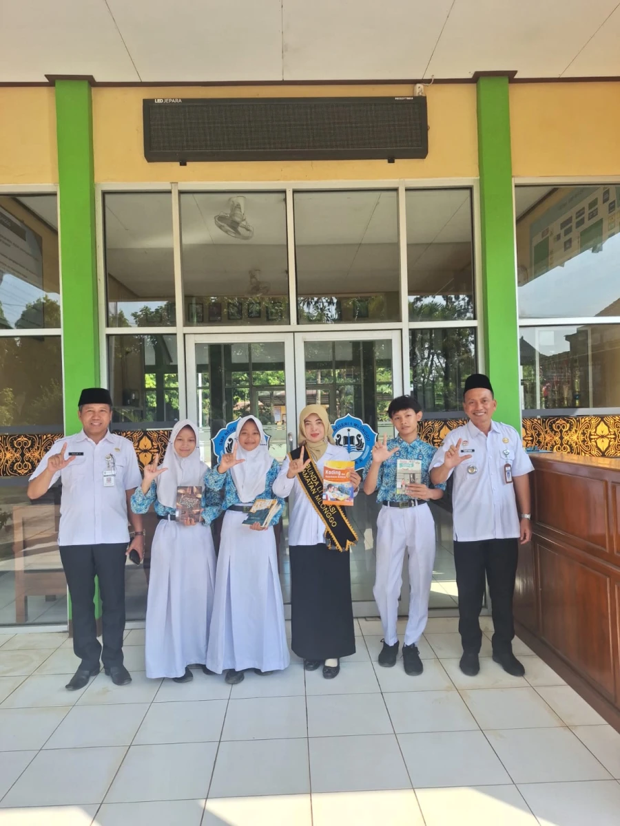 Bunda Literasi Kecamatan Mlonggo Menguatkan Gerakan Literasi melalui Kunjungan ke Perpustakaan SMP Negeri 1 Mlonggo