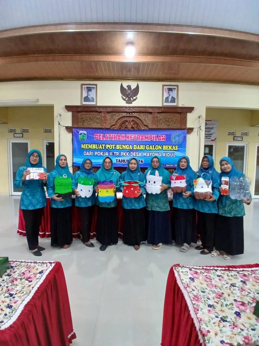 PELATIHAN KETRAMPILAN MEMBUAT POT BUNGA DARI GALON BEKAS DARI POKJA II TP. PKK DESA MAYONG KIDUL TAHUN 2026  Sabtu 1 agustus 2026