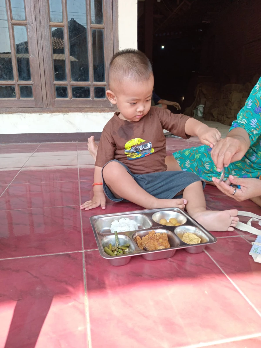 Pendistribusian Program Makan Bergizi Gratis (MBG) Sasaran 3B (Ibu Hamil, Ibu Menyusui, dan Balita) di Desa Mayong Kidul