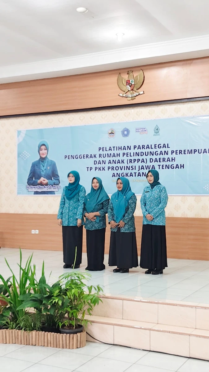 Penyematan PIN Tanda Peserta Pelatihan Paralegal