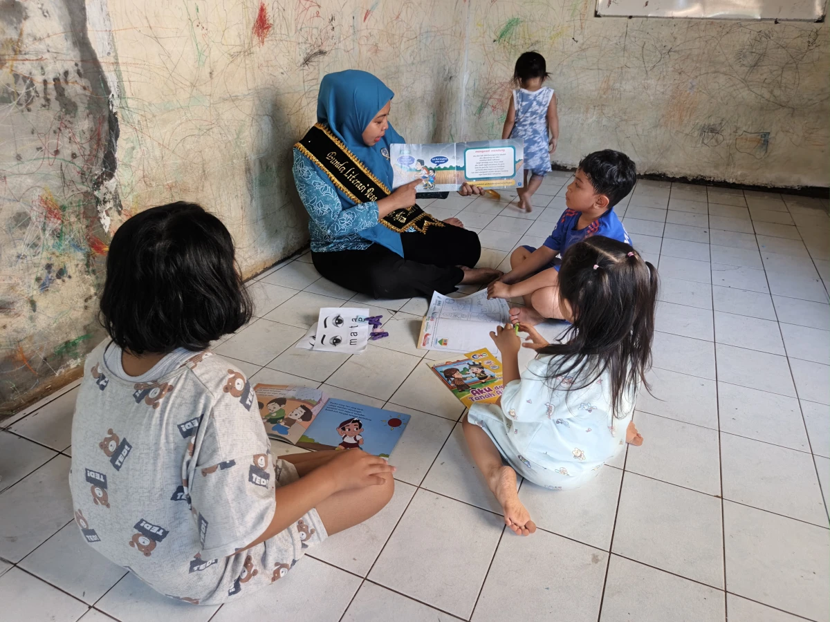 Membacakan buku cerita dan mengenal anggota badan