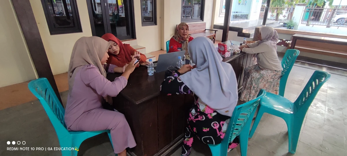 Pelatihan Smart Kartini di Balai Desa Mayonglor